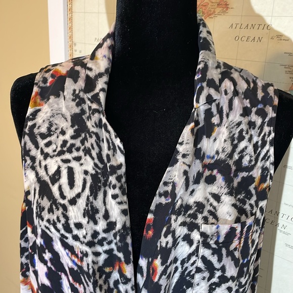 Parker 100% silk faux wrap sleeveless animal print top - Picture 2 of 7